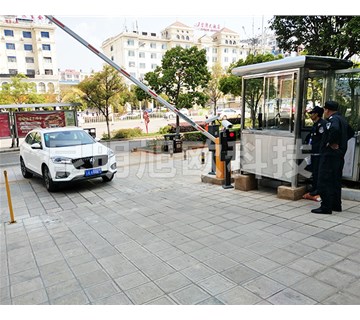 車牌智能識別系統(tǒng)的識別率是否會受到地域、物體和亮度等因素影響？